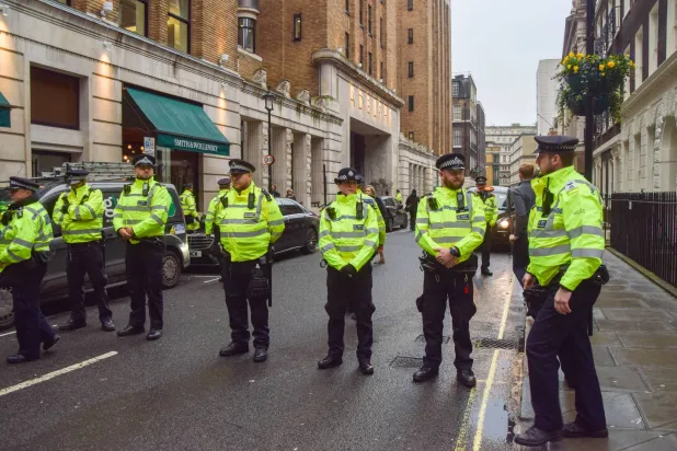 عناصر من شرطة لندن خلال مهمة في المدينة في 14 ديسمبر 2023 (د.ب.أ)