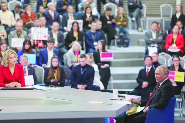 پوٹن روس کے مختلف حصوں سے صحافیوں کے ساتھ کھلی بات چیت کے دوران (اے پی)