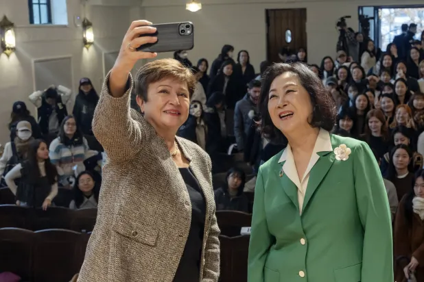 مديرة صندوق النقد الدولي كريستالينا غورغييفا تلتقط صورة تذكارية مع رئيسة جامعة إيوها الكورية وعدد من الطالبات في العاصمة سيول (إ.ب.أ)