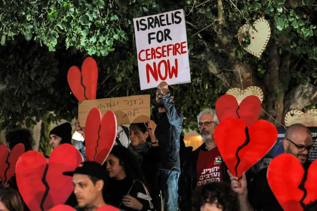 جانب من مسيرة في تل أبيب يوم 9 ديسمبر للمطالبة بوقف النار في غزة (أ.ف.ب)