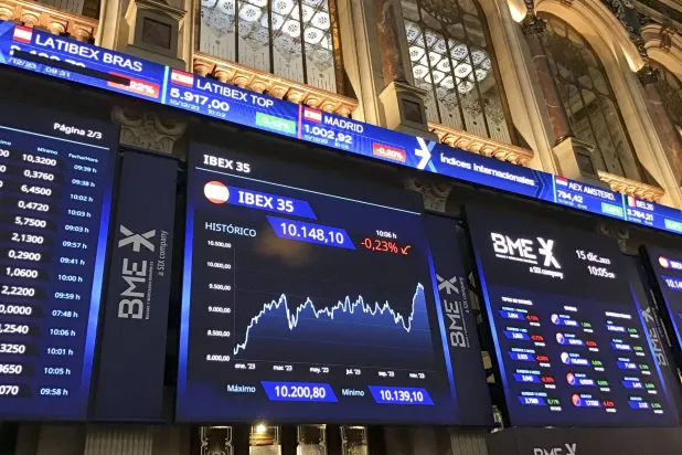 شاشة ضخمة في بورصة العاصمة الإسبانية مدريد تعرض تحركات الأسهم على مؤشر «إيبكس 35» (إ.ب.أ)