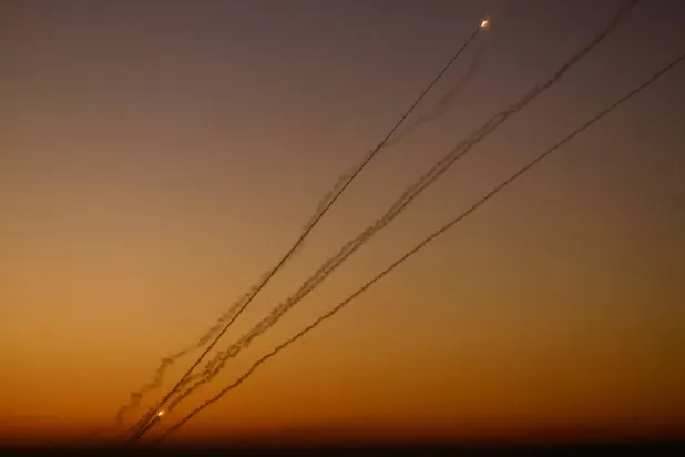 انطلاق صواريخ من قطاع غزة باتجاه إسرائيل (رويترز)