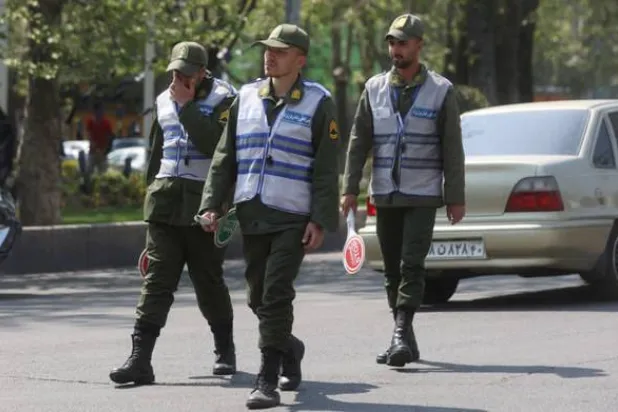 ثلاثة من أفراد الشرطة الإيرانية في أحد شوارع طهران (أرشيفية - رويترز)