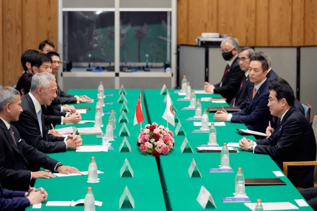 لقاء بين وفدين ياباني وسنغافوري على هامش قمة طوكيو بين اليابان وآسيان (أ.ف.ب)