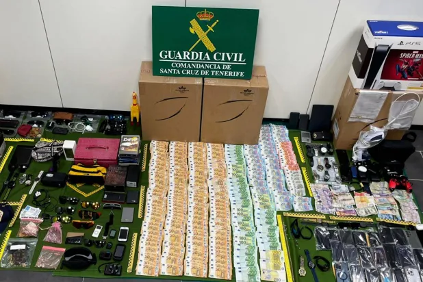 السلطات الإسبانية تضبط مسروقات يُزعم أن موظفي مطار تنريفه الجنوبي استولوا عليها (أ.ف.ب)