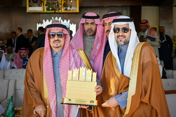 الأمير فيصل بن بندر بن عبد العزيز خلال التكريم في الحفل الختامي لجمال الخيل العربية الأصيلة (الشرق الأوسط)