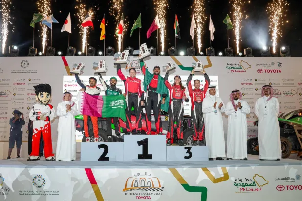 يزيد الراجحي خلال تتويجه بلقب رالي جدة (الشرق الأوسط)