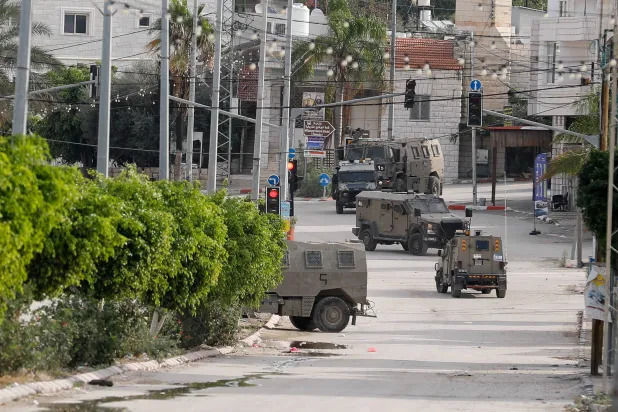 طولکرم پر حملے میں شریک اسرائیلی فوجی گاڑیاں (روئٹرز)