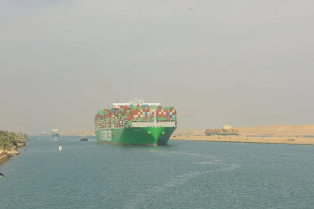 حاوية تنقل البضائع خلال مرورها في قناة السويس (موقع الهيئة)