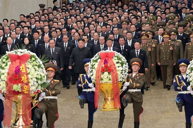 كيم جونغ أون شارك السبت في إحياء الذكرى السنوية لوفاة كيم جونغ إيل  (أ.ف.ب)