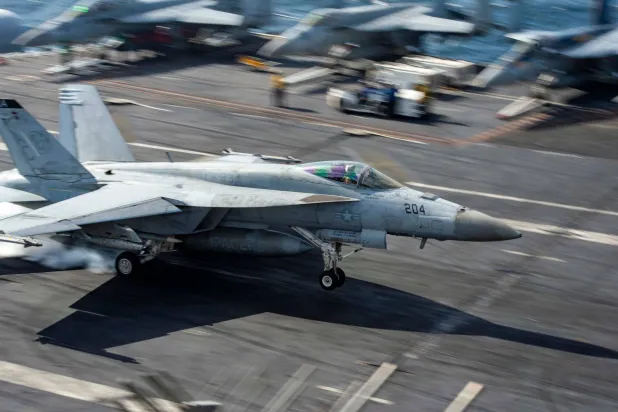 مقاتلة من طراز «إف - 18» تهبط على متن حاملة طائرات «أيزنهاور» في خليج عمان الأحد (سنتكوم)
