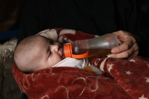 ترضع زبيدة طفلها البالغ من العمر 40 يوماً اليانسون بدل الحليب (الشرق الأوسط)