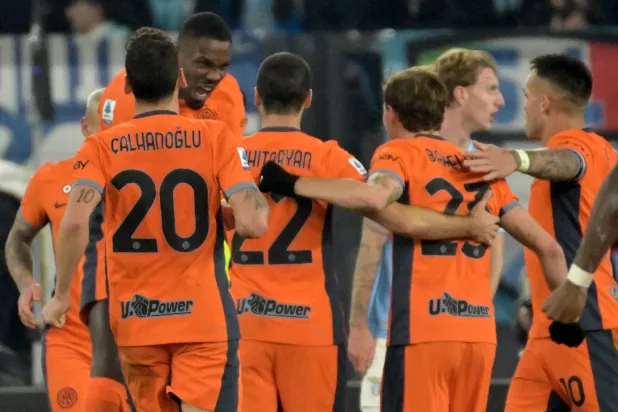 فرحة لاعبي انتر ميلان بالفوز الثمين (أ.ف.ب)