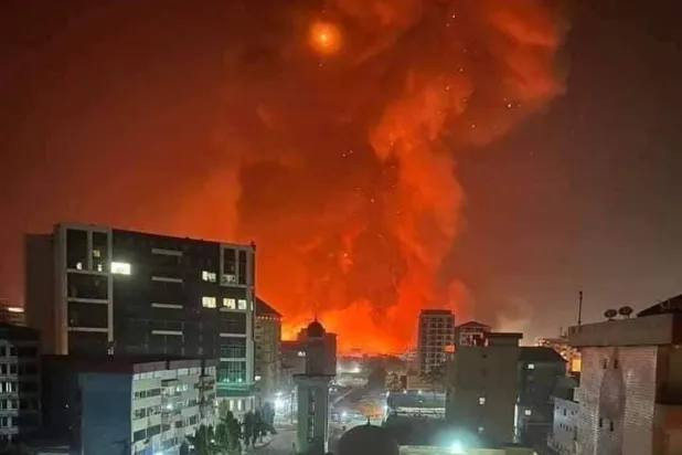 صورة متداولة من الانفجار الضخم الذي وقع في منشأة نفطية بالعاصمة كوناكري (إكس)