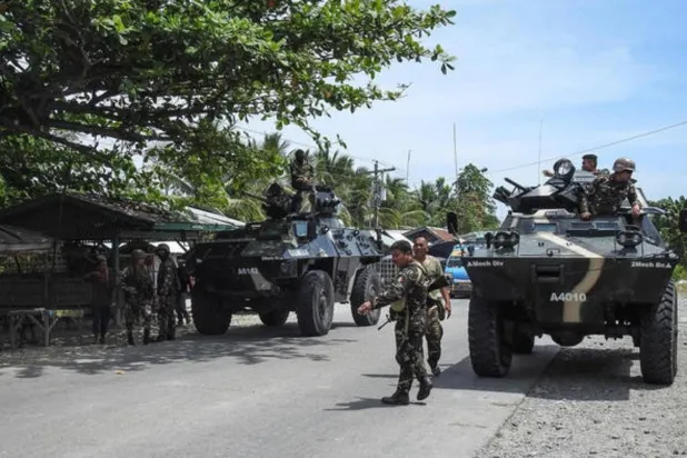 جنود فلبينيون يضعون نقطة تفتيش على طريق سريعة بالقرب من موقع الاشتباك بين القوات الحكومية والمسلحين (أ.ف.ب)