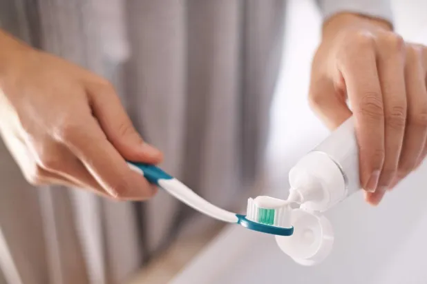 Dişlerinizi fırçalamak zatürre oranlarını azaltmaya yardımcı olmak için etkili bir yoldur (iStock)