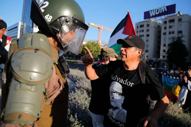 متظاهرون يعبّرون عن فرحتهم بنتيجة الاستفتاء في وسط سانتياغو الأحد (أ.ف.ب)