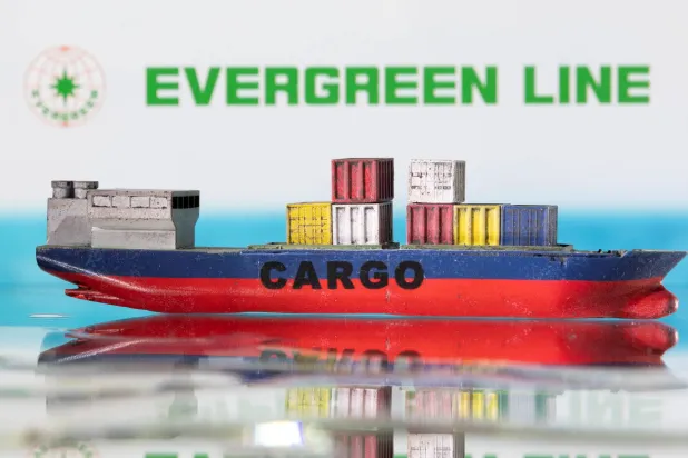 رسم توضيحي التُقط في 3 مارس 2022 لسفينة تابعة لشركة شحن الحاويات التايوانية «إيفرغرين لاين» (رويترز)