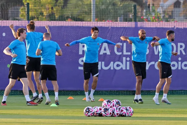 من تدريبات أوروا الياباني تأهبا للمواجهة المونديالية (رويترز)