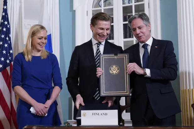 وزير الخارجية أنتوني بلينكن ووزير الدفاع الفنلندي أنتي هاكانن (وسط) ووزيرة خارجية فنلندا إيلينا فالتونين خلال التقاط صورة بعد توقيع اتفاقية التعاون الدفاعي في واشنطن (أ.ب)
