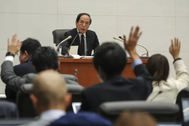 محافظ بنك اليابان المركزي كازو أويدا في مؤتمر صحافي صباح الثلاثاء عقب الإعلان عن قرار البنك حول الفائدة والسياسات (إ.ب.أ)