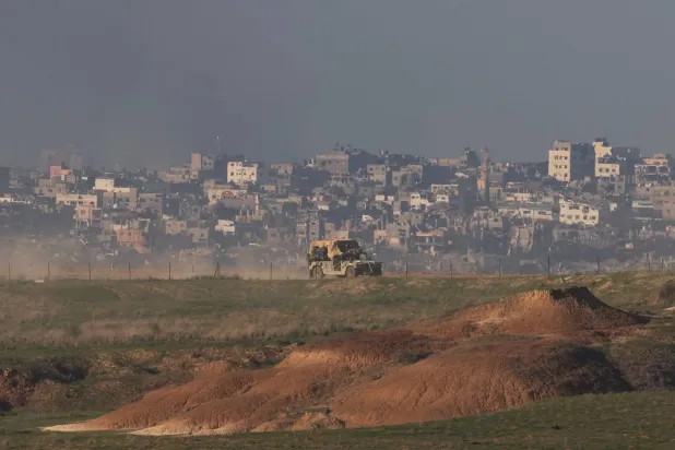 مركبات تابعة للجيش الإسرائيلي شوهدت بالقرب من وسط قطاع غزة الثلاثاء (إ.ب.أ)