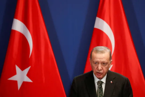 إردوغان يتحدث للصحافيين في بودابست الاثنين (رويترز)