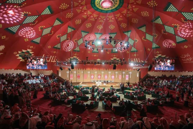 حضور كبير امتلأت به مبكراً جنبات خيمة «حنا لها» خلال إحدى الأمسيات. (نادي الإبل)