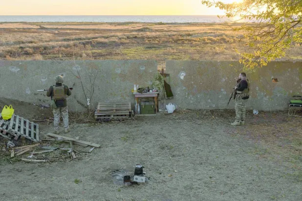 جنديان أوكرانيان من «لواء الدفاع الإقليمي 123» في موقع بجوار نهر دنيبرو في مكان غير معلوم في خيرسون (أ.ف.ب)