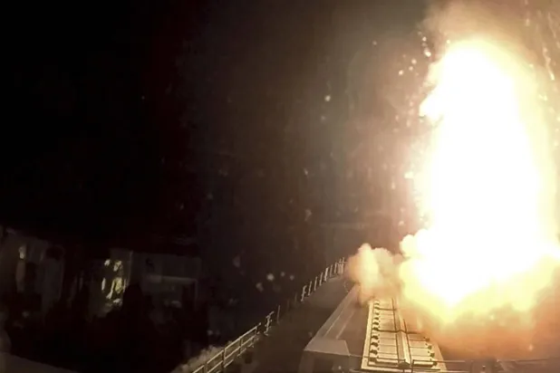 المدمرة البريطانية «إتش إم إس دايموند» تطلق صاروخا على مسيرة فوق البحر الأحمر (أ.ب)