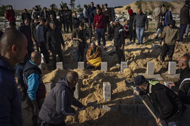فلسطینی گزشتہ روز اسرائیلی بمباری سے ہلاک ہونے والے اپنے رشتہ داروں کو جنوبی غزہ کی پٹی کے شہر رفح کے ایک قبرستان میں دفنا رہے ہیں (اے پی)