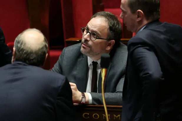 وزير الصحة الفرنسي أوريليان روسو جالساً (وسط) خلال حضوره جلسة أسئلة للحكومة بـ«الجمعية الوطنية» في باريس منتصف الشهر الجاري (أ.ف.ب)