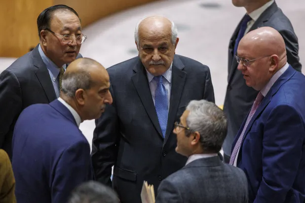 مندوبون لدول عربية في الأمم المتحدة بمن فيهم المندوب الفلسطيني خلال تشاور مع المندوبين الروسي والصيني قبل جلسة لمجلس الأمن بشأن الحرب في غزة، نيويورك في 19 ديسمبر 2023 (إ.ب.أ)  