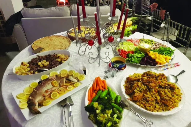 اللبنانيون يتجمّعون حول السفرة مهما اشتدّ الاختناق (الشرق الاوسط)