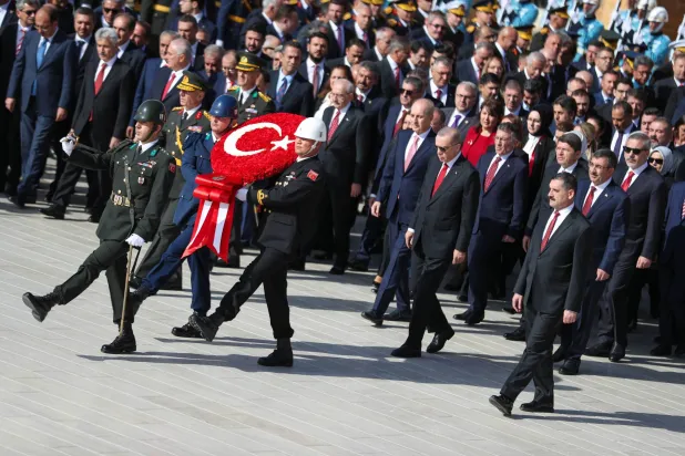 تكريم ذكرى أتاتورك ضمن احتفالات «مئوية تركيا»... (د.ب.أ)