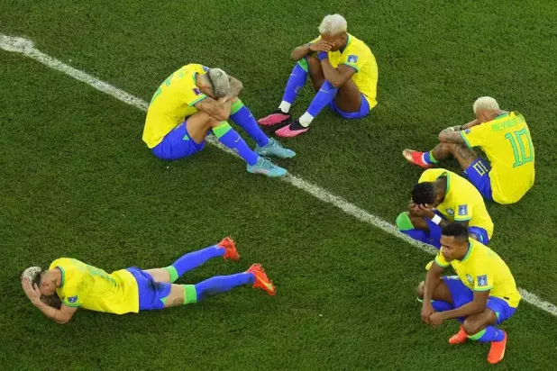 لاعبو منتخب البرازيل بعد الخروج من مونديال قطر (غيتي)