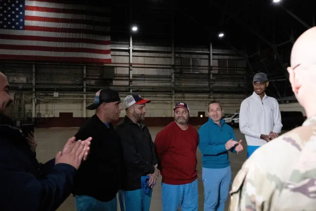 عدد من الأميركيين المفرج عنهم في مطار بسان أنطونيو (رويترز)