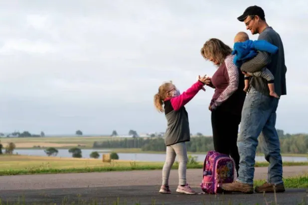 المواقف الصعبة تمنح الأطفال فرصة لممارسة مهارات التنظيم العاطفي (رويترز)