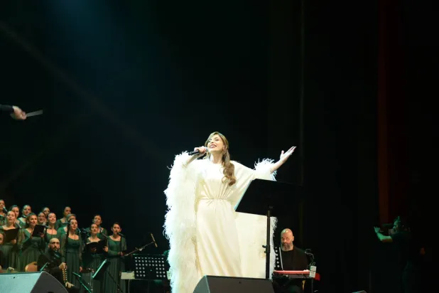 الدفء يتضاعف والعطاء يتكثّف حين تغنّي عبير نعمة للميلاد (جاك الجميّل)