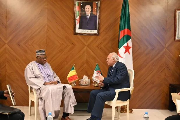 وزير خارجية الجزائر أحمد عطاف مع السفير المالي (وزارة الخارجية الجزائرية)