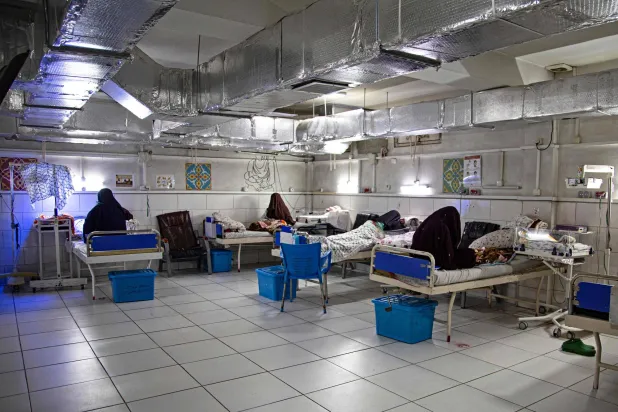أفغانيات بمستشفى الولادة الذي تديره منظمة «أطباء بلا حدود» في خوست (أ.ف.ب)
