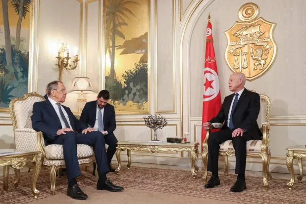 وزير الخارجية الروسي سيرغي لافروف خلال لقائه الرئيس التونسي قيس سعيد (الخارجية الروسية)