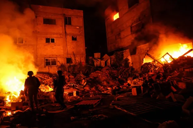 تُظهر هذه الصورة الملتقطة في 20 ديسمبر 2023 جنوداً إسرائيليين خلال عملية عسكرية في شمال قطاع غزة وسط معارك مستمرة بين إسرائيل وحركة «حماس» (أ.ف.ب)