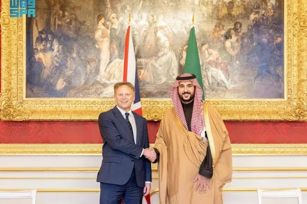 وزير الدفاع البريطاني غرانت شابس مستقبلاً نظيره السعودي الأمير خالد بن سلمان  (واس)