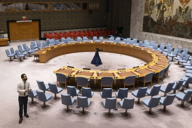 غزہ کے لیے امداد کی ترسیل میں اضافے پر ووٹنگ کا متوقع سیشن قرارداد کے الفاظ پر اختلاف کے سبب ایک سے زیادہ مرتبہ ملتوی ہو چکا ہے (ای پی اے)