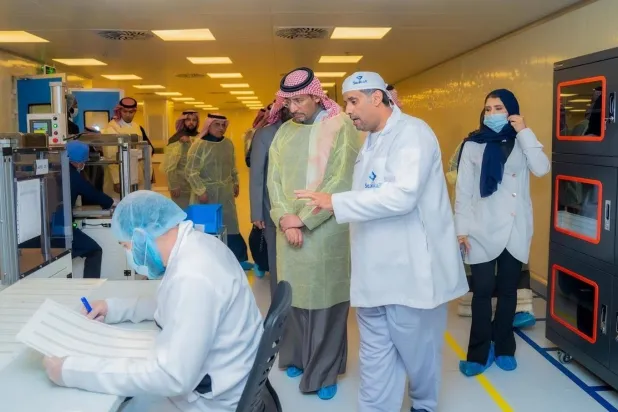 الوزير السعودي بندر الخريف خلال زيارته لأحد المصانع في منطقة عسير جنوب غربي المملكة (الشرق الأوسط)