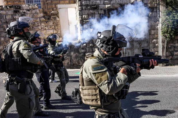 الشرطة الإسرائيلية تُطلق الغاز المسيل للدموع لتفريق فلسطينيين في ضاحية باب الجوز بالقدس اليوم الجمعة (أ.ف.ب)