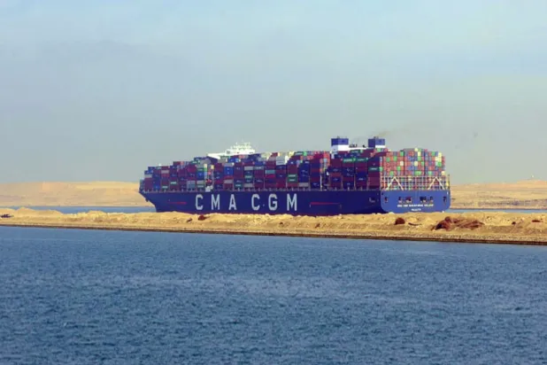 سفينة تعبر قناة السويس (هيئة قناة السويس عبر فيسبوك)