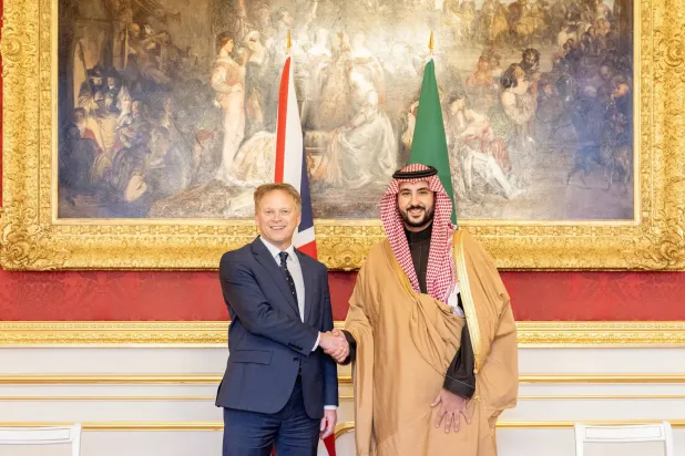گرانت شاپس وزیر دفاع بریتانیا از همتای سعودی اش شاهزاده خالد بن سلمان استقبال کرد (واس)