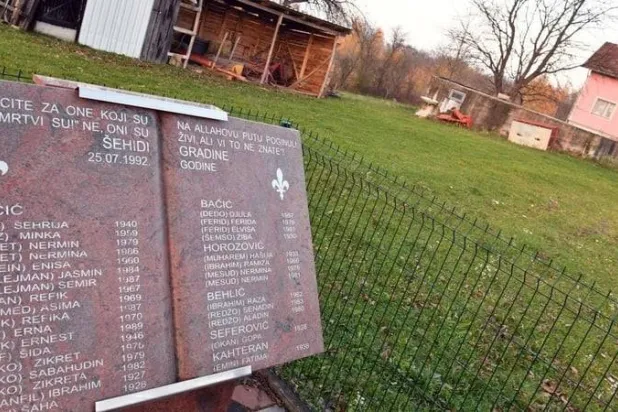نصب تذكاري في زيكوفي لتكريم الضحايا الذين أعدمتهم القوات الصربية البوسنية (إكس)